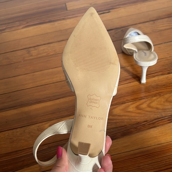 Ann Taylor Chic Classic Pointy Toe Cream Leather Croc-Pattern Slingback Heels 6 - Picture 8 of 10
